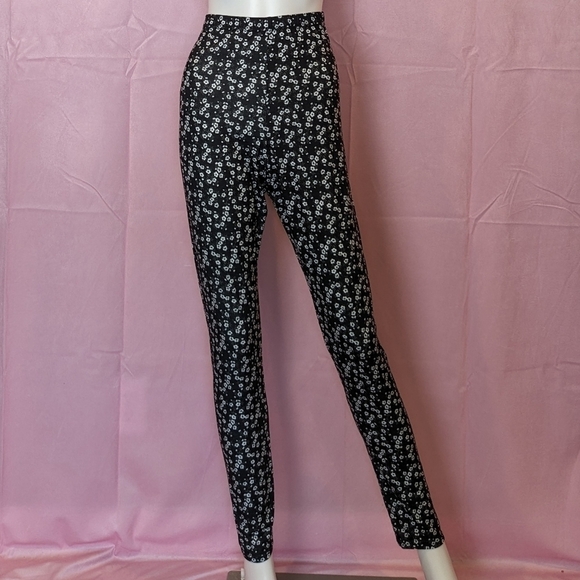 PrettyLittleThing Black and White Floral Elastic Waist Jersey Pull On Leggings 8 - Picture 1 of 7